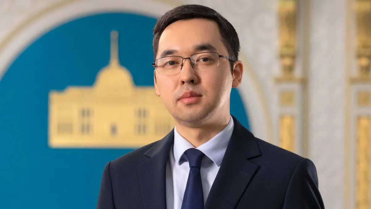 Руслан Желдибай Руслан Желдибай, официальное фото на фоне Акорды