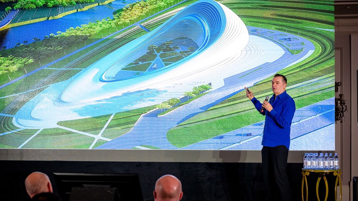 Патрик Шумахер, глава Zaha Hadid Architects, демонстрирует на форуме один из проектов Патрик Шумахер, глава Zaha Hadid Architects, демонстрирует один из проектов
