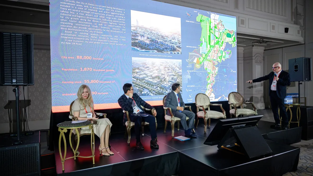 Сессия Future City of Alatau Сессия Future City of Alatau, спикеры у экрана с презентацией