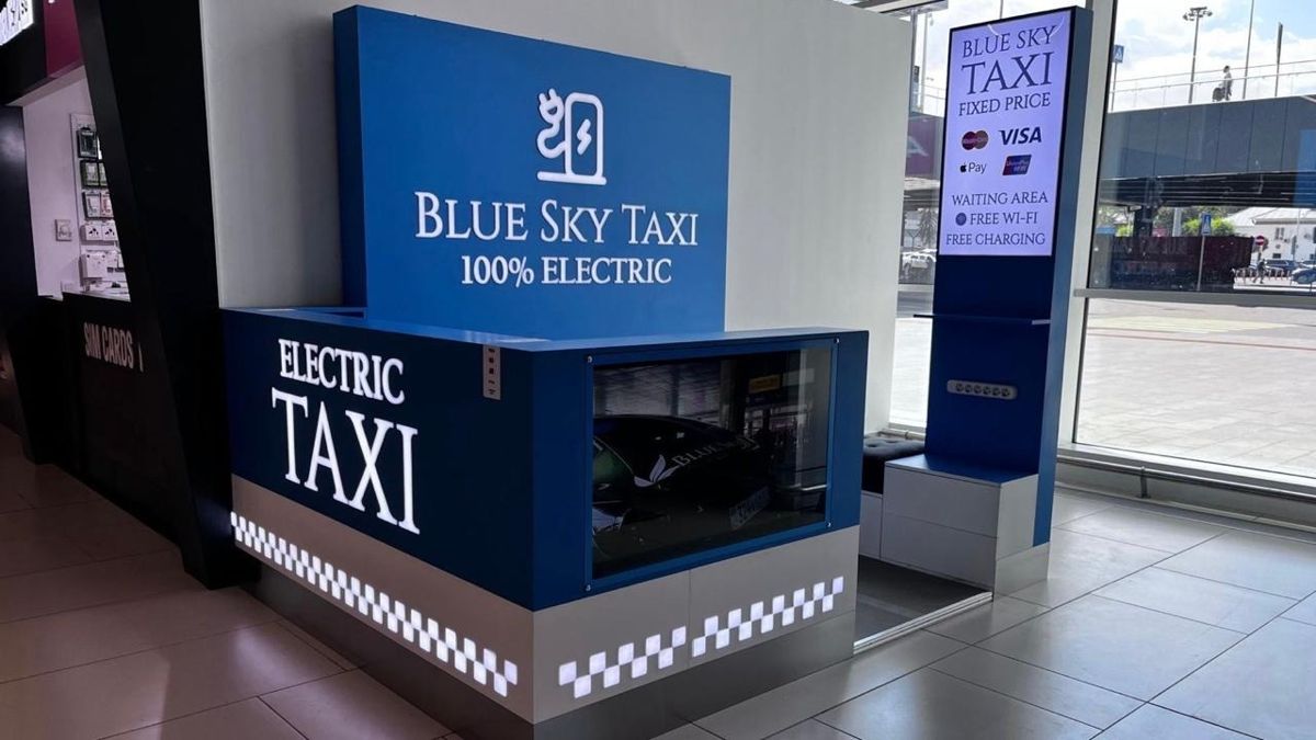 Стойка Blue Sky Taxi в аэропорту Алматы