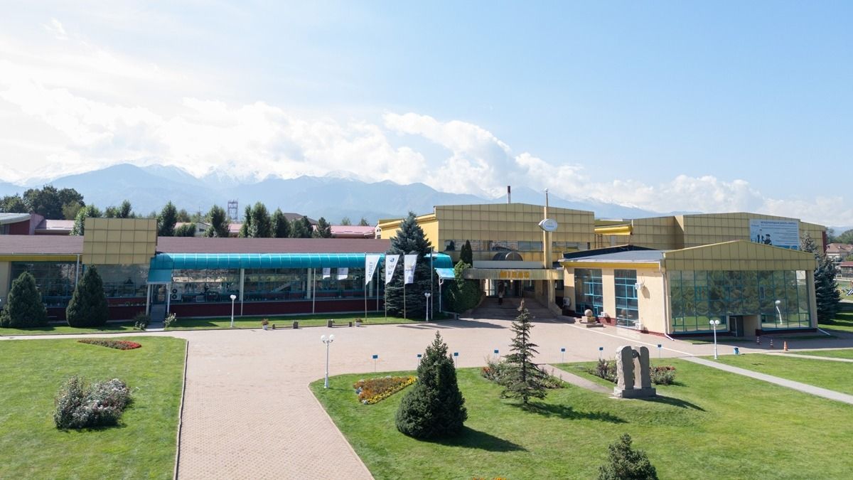 Miras Almaty Вид на школу Miras Almaty
