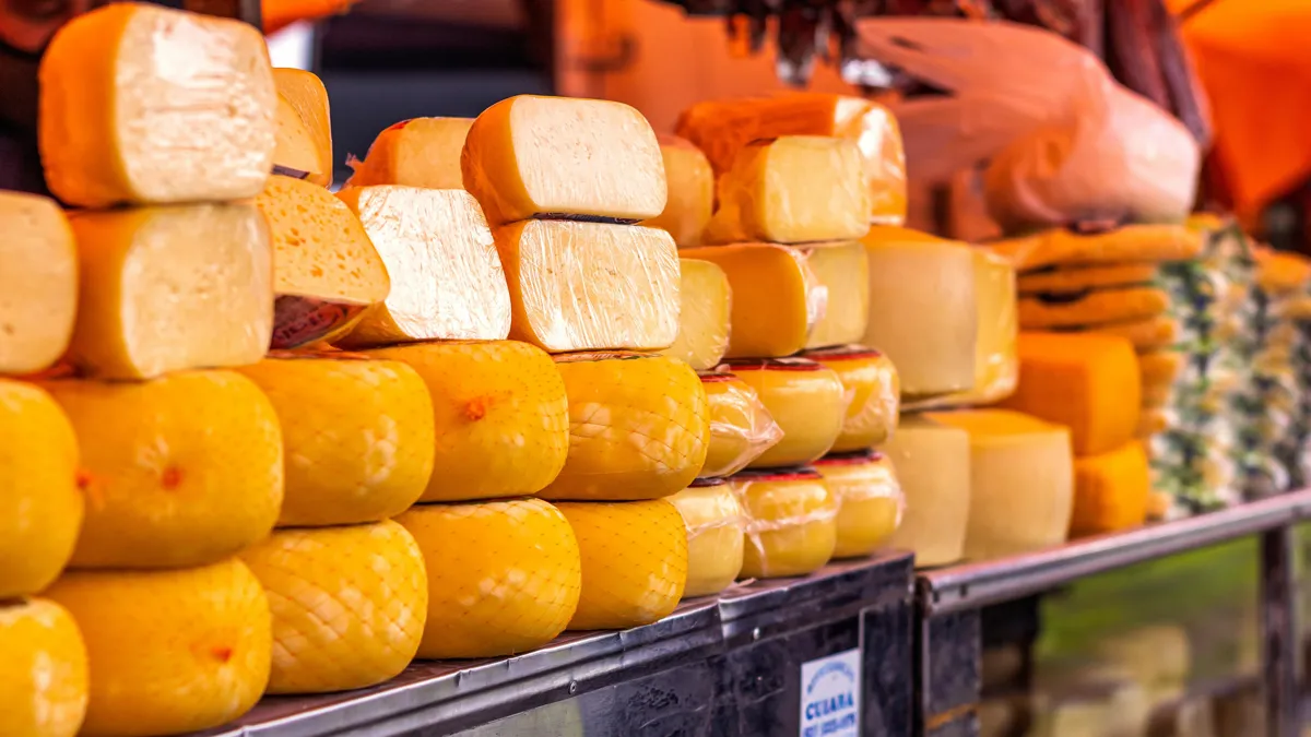 Сыр на полке в магазине, продукты