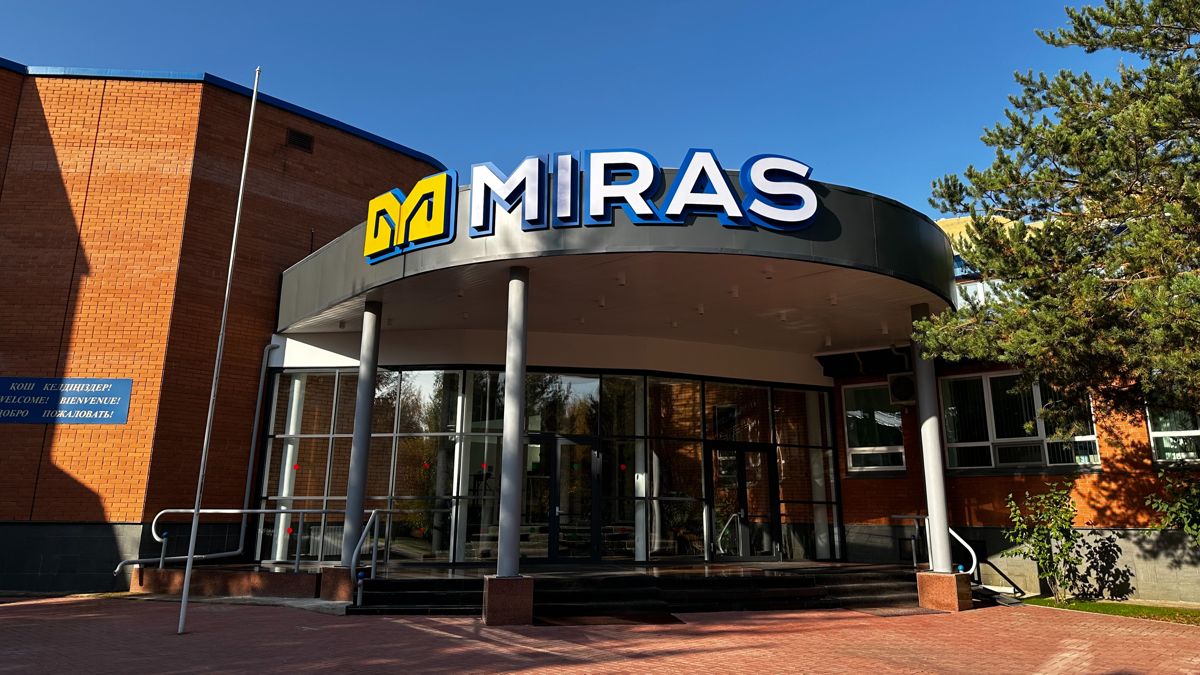 Школа Miras Astana Школа Miras Astana, фасад