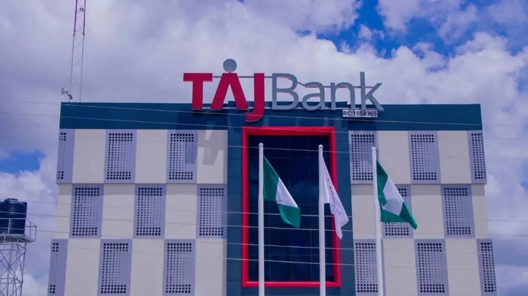 Здание с вывеской TAJBank