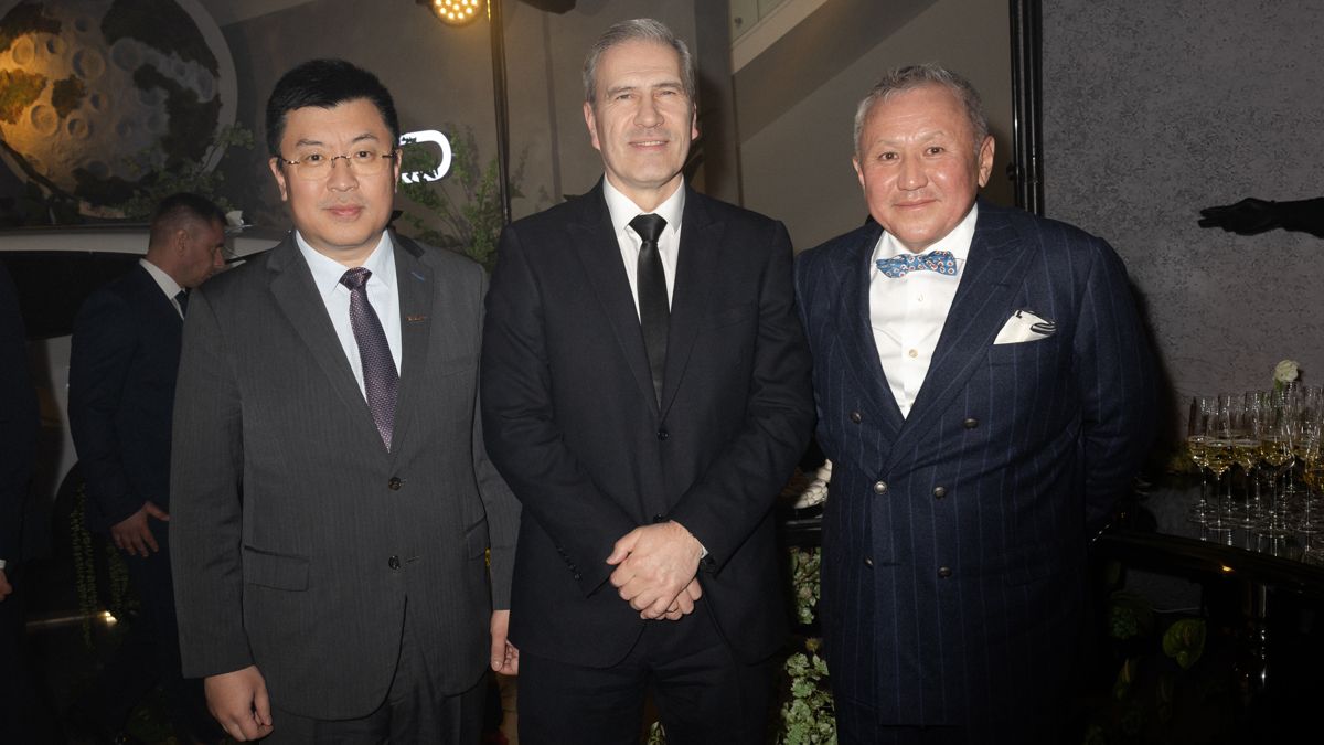 Управляющий директор BYD Central Asia Айван Цао, генеральный директор «Алматыэлектротранс» Александр Бейсембиев, основатель «Астана Моторс» Нурлан Смагулов Нурлан Смагулов и участники открытия салонов BYD