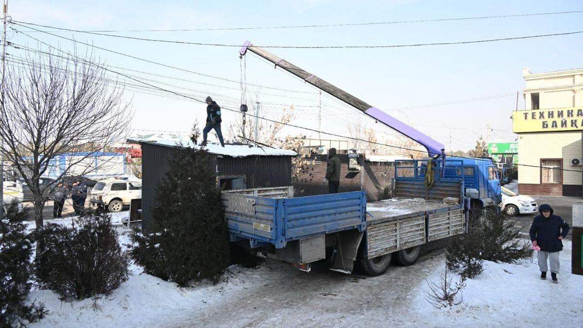 Киоск грузят краном на грузовик