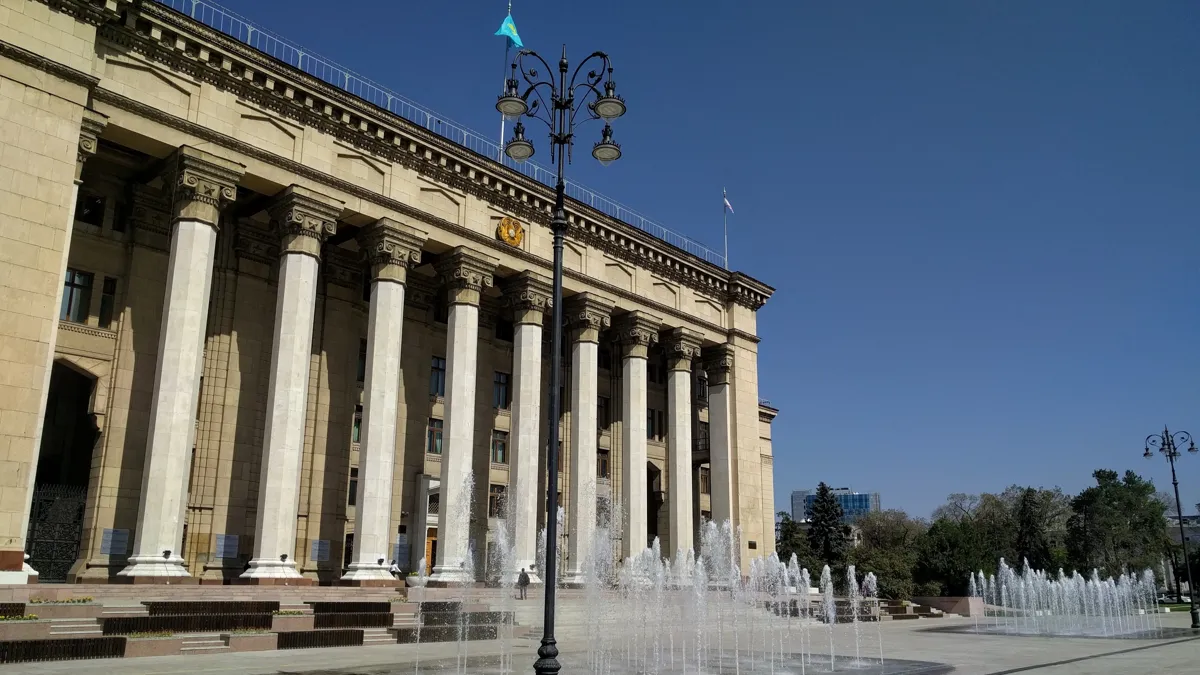 Здание КБТУ Здание КБТУ - бывший дом правительства КазССР, здание с колоннами