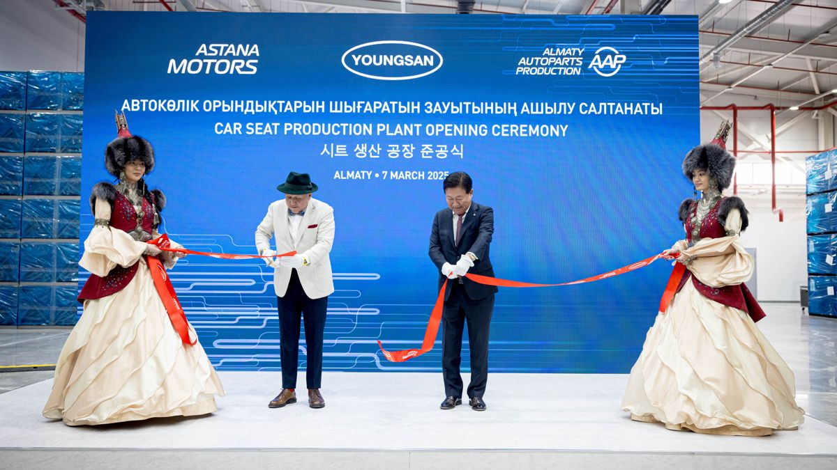 Основатель «Астана Моторс» Нурлан Смагулов и председатель Youngsan Пак Чон Бом