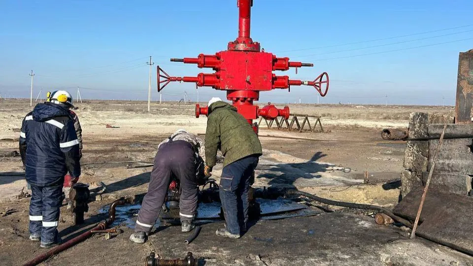 Работники ликвидируют выброс газа на законсервированной скважине «Эмбамунайгаза» На скважине на месторождении Западная Прорва в Атырауской области