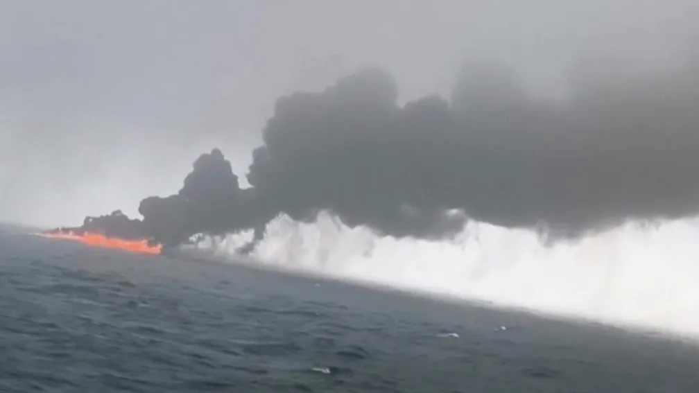 Кадры пожары после столкновения двух судов в Северном море Пожар в море столкновение судов