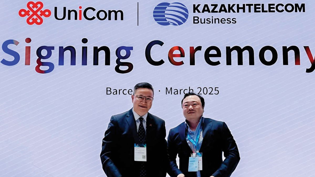 Представители China Unicom Шушун Чэнь и АО «Казахтелеком» Индыкбаев Алибек после подписания меморандума о сотрудничестве Представители China Unicom Шушун Чэнь и АО «Казахтелеком» Индыкбаев Алибек после подписания меморандума о сотрудничестве