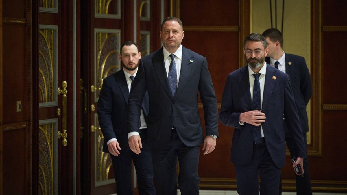 Глава офиса президента Украины Андрей Ермак (в центре) в Джидде 11 марта 2025 года глава офиса президента Украины Андрей Ермак (в центре) в Джидде 11 марта 2025 года