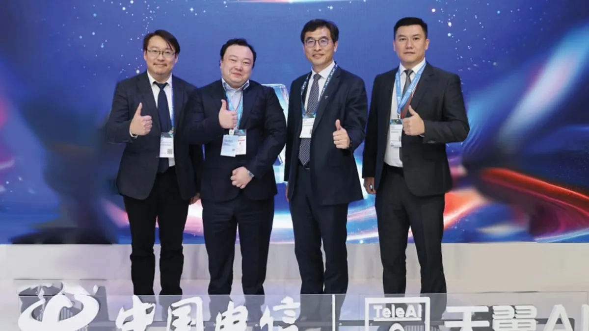 Представители «Казахтелеком» Алибек Индыкбаев, Даурен Увалиев и China Telecom Эдмунд Чеунг, У Сяо Лэй Представители АО «Казахтелеком» Индыкбаев Алибек, Увалиев Даурен и China Telecom Эдмунд Чеунг, У Сяо Лэй