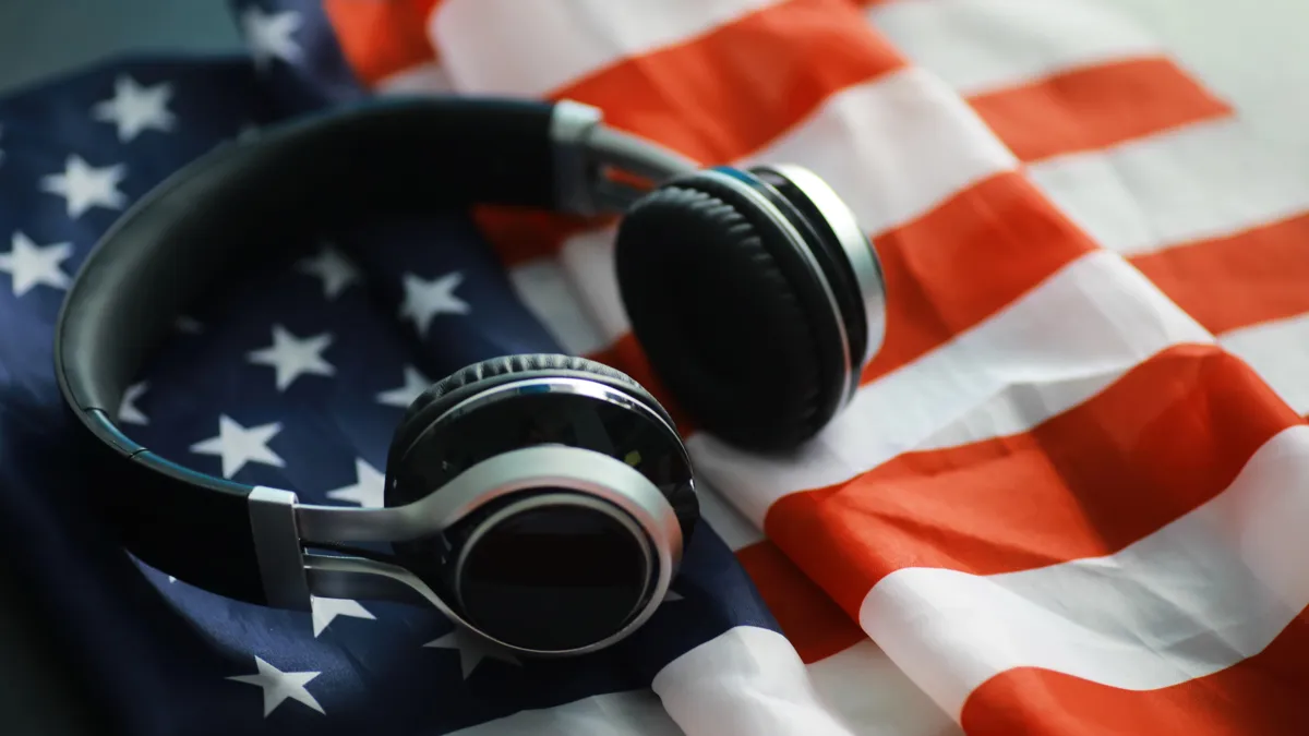 Наушники на флаге США