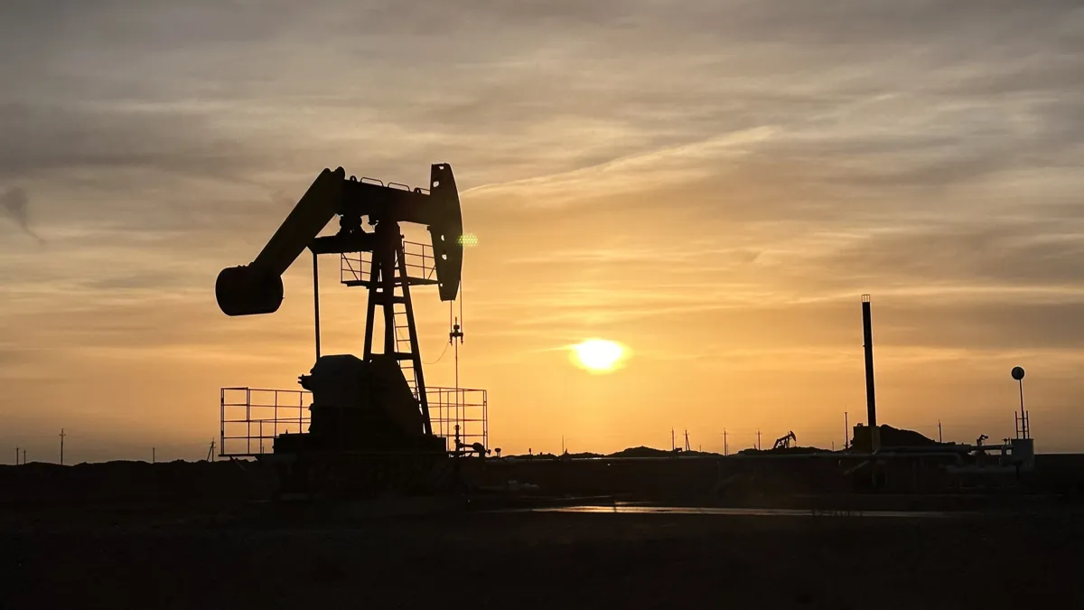 Нефтяная качалка, нефтедобыча, нефть