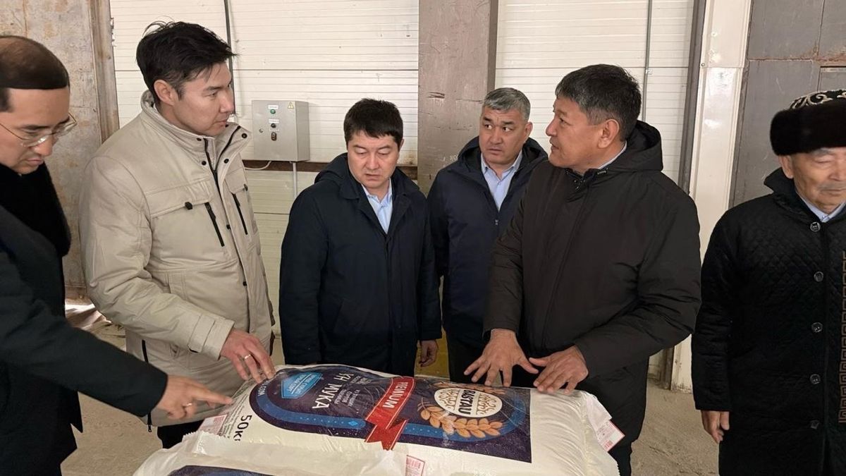 Продукция Бейнеуского зернового терминала Участники церемонии перезапуска Бейнеуского зернового терминала стоят возле мешка муки