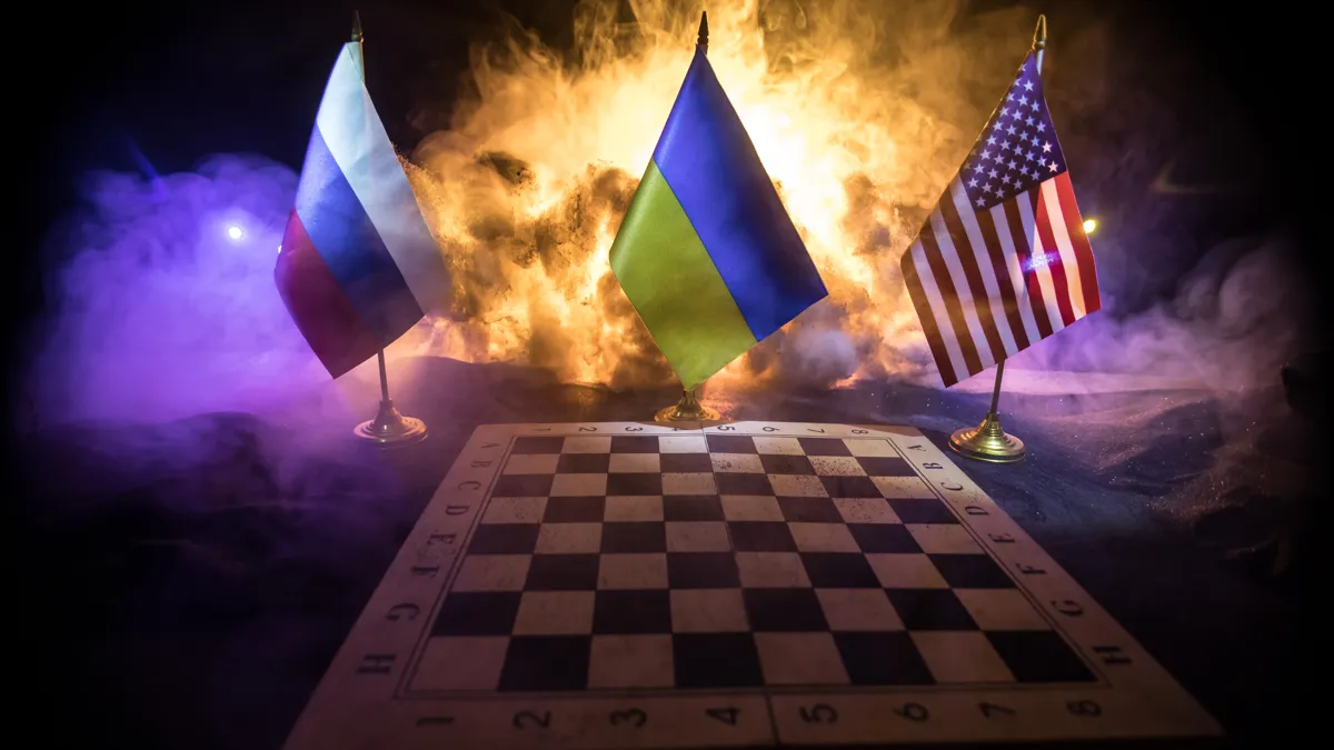 Флаги России, Украины и США на фоне шахматной доски
