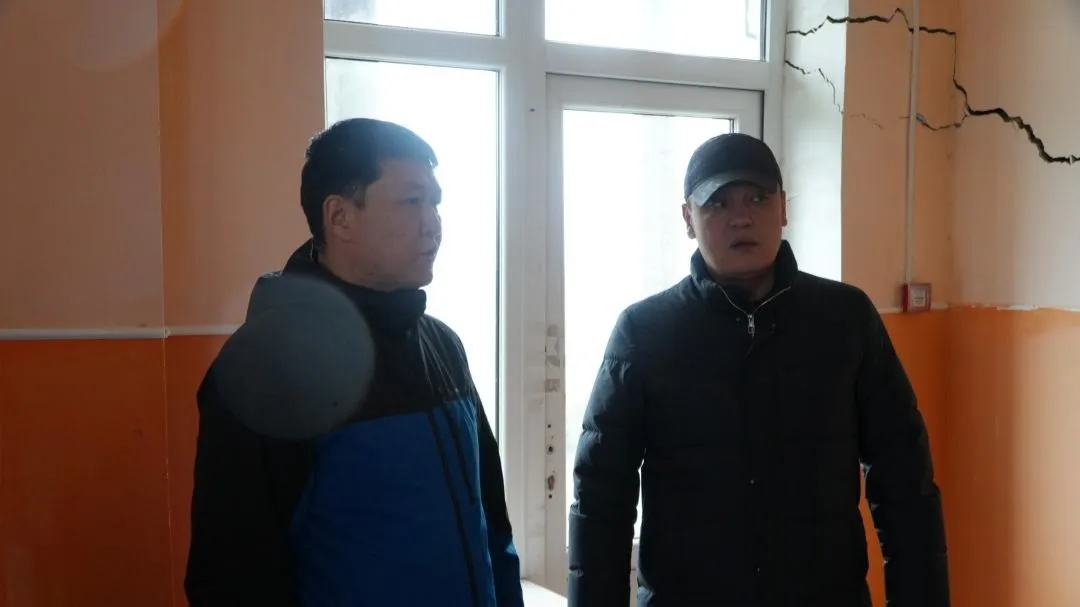 Трещина на одном из зданий после землетрясения в Жамбылской области Трещина на одном из зданий после землетрясения в Жамбылской области
