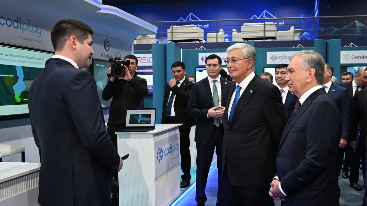 Президенты Казахстана и Узбекистана Касым-Жомарт Токаев и Шавкат Мирзиёев осматривают стенд компании на выставке AlmatyFair.ai в Алматы Роман Линейцев, Grand Mobile