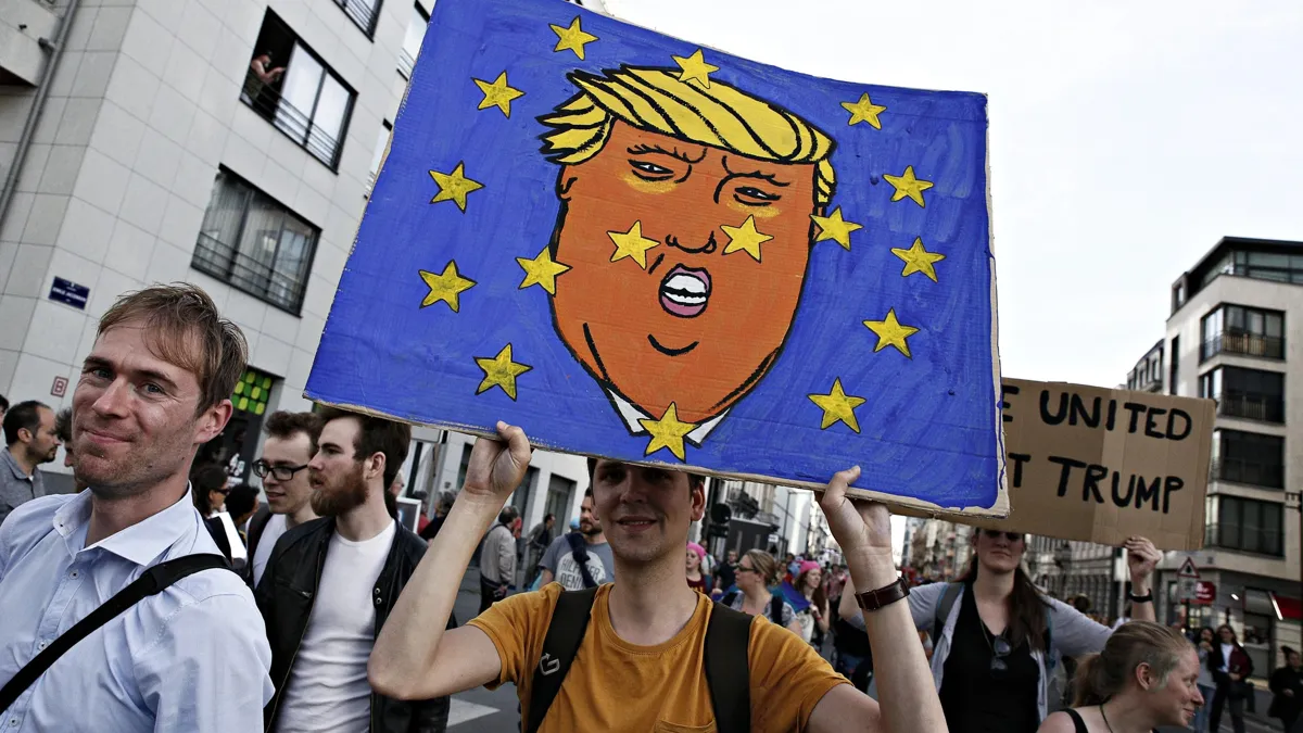 Активисты протестуют против президента Дональда Трампа в контексте визита Трампа в Брюссель 24 мая 2017 года . — Фото автора 