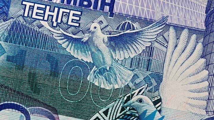 Тенге, купюра 10000 тенге, крупный план, рост курса тенге