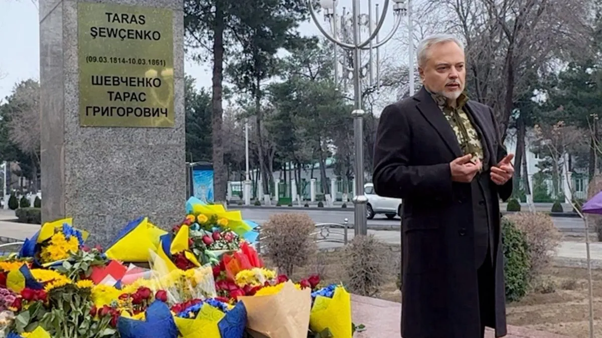 Виктор Майко Виктор Майко в Туркменистане, у памятника Шевченко
