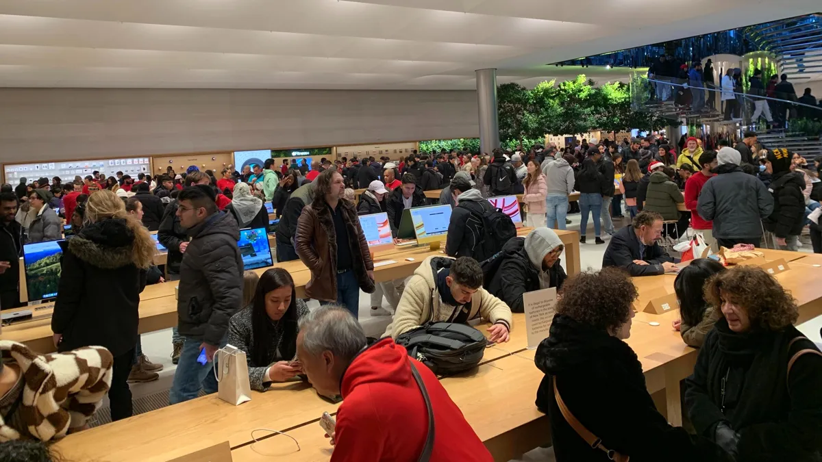 Жители Нью-Йорка толпятся в Apple Store за покупками на Рождество. 25 декабря 2023 года