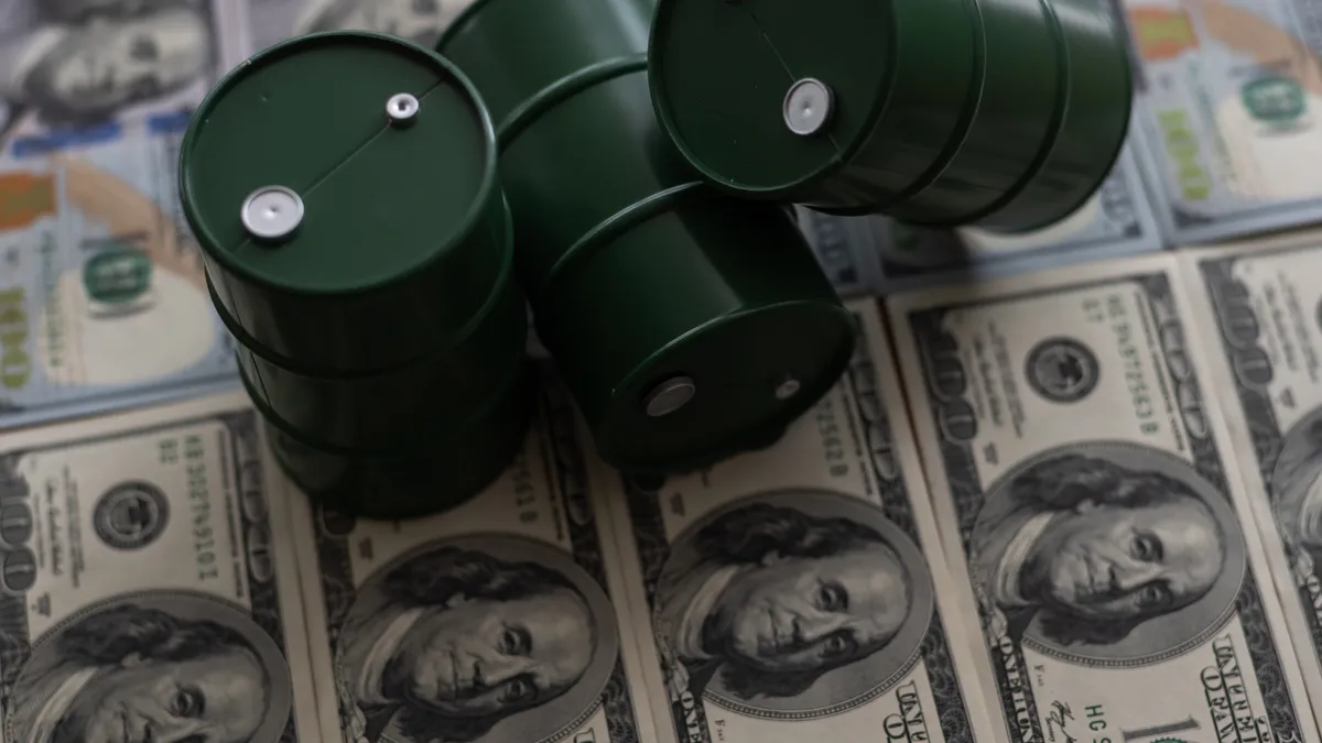 бочки с нефтью, доллары