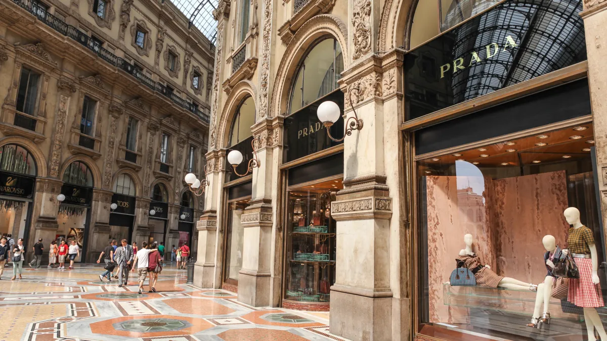 Торговый центр Prada Store в галерее Vittorio Emanuele II в Милане Торговый центр Prada Store в галерее Vittorio Emanuele II в Милане