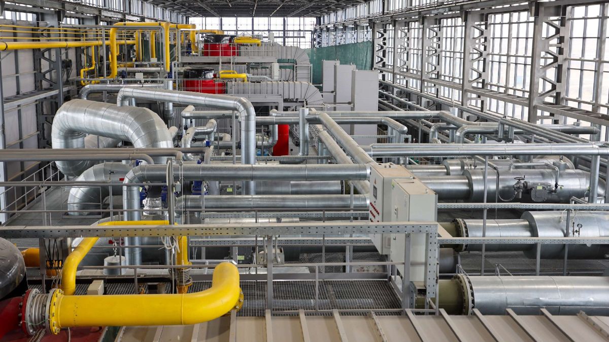 Визит премьера Бектенова на LRT и газовую тепловую станцию «Туран» в Астане, апрель 2025