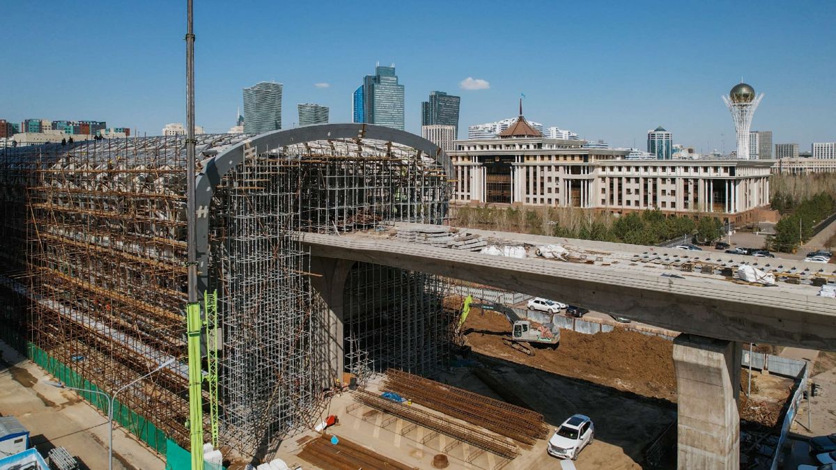 Визит премьера Бектенова на LRT и газовую тепловую станцию «Туран» в Астане, апрель 2025