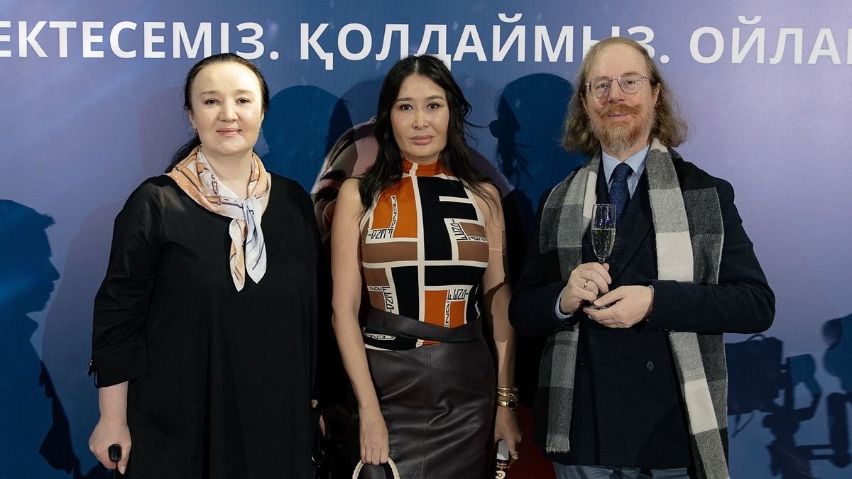 Сотрудники посольства Италии в Казахстане Лейла Гулиева и Мартино Кастеллани, и предпринимательница Гаухар Каппарова (в центре) Сотрудники посольства Италии в Казахстане Лейла Гулиева и Мартино Кастеллани и предпринимательница Гаухар Каппарова (в центре)