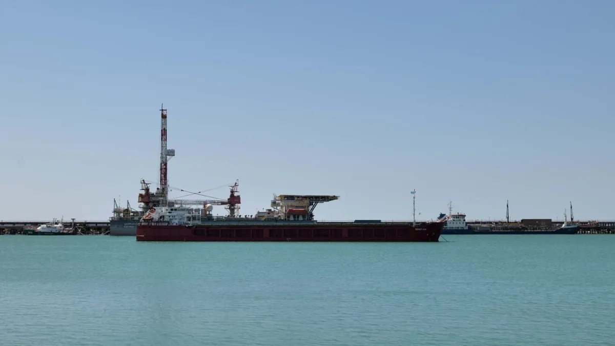 Вид на судно из порта Актау