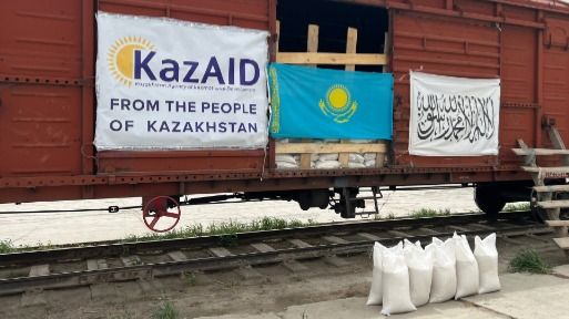 Грузовые вагоны с продовольствием, гуманитарная помощь Афганистану