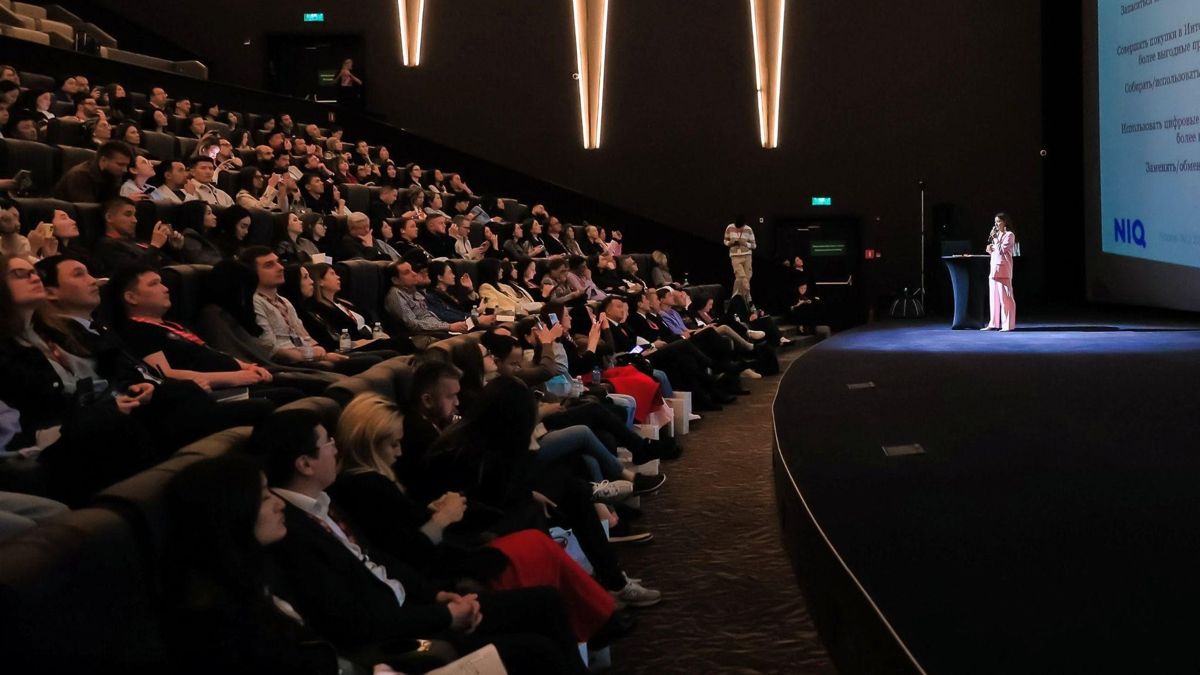На MEGA MeetUp На MEGA MeetUp, выступление спикера в кинозале