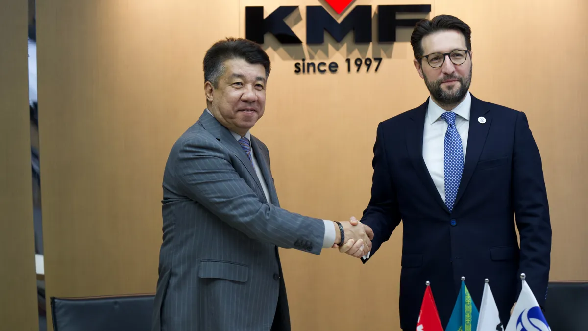 Председатель правления KMF Шалкар Жусупов (слева) и управляющий директор ЕБРР по Центральной Азии и Монголии Хусейн Озхан (справа) Шалкар Жусупов и Хусейн Озхан