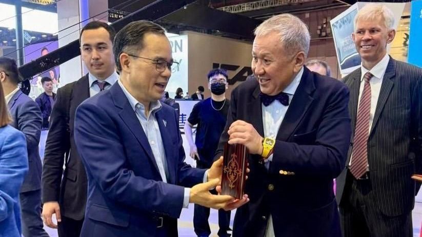 Основатель «Астана Моторс» Нурлан Смагулов и председатель Changan Automobile Жу Хуарун (Zhu Huarong) Основатель «Астана Моторс» Нурлан Смагулов и председатель Changan Automobile Жу Хуарун (Zhu Huarong)