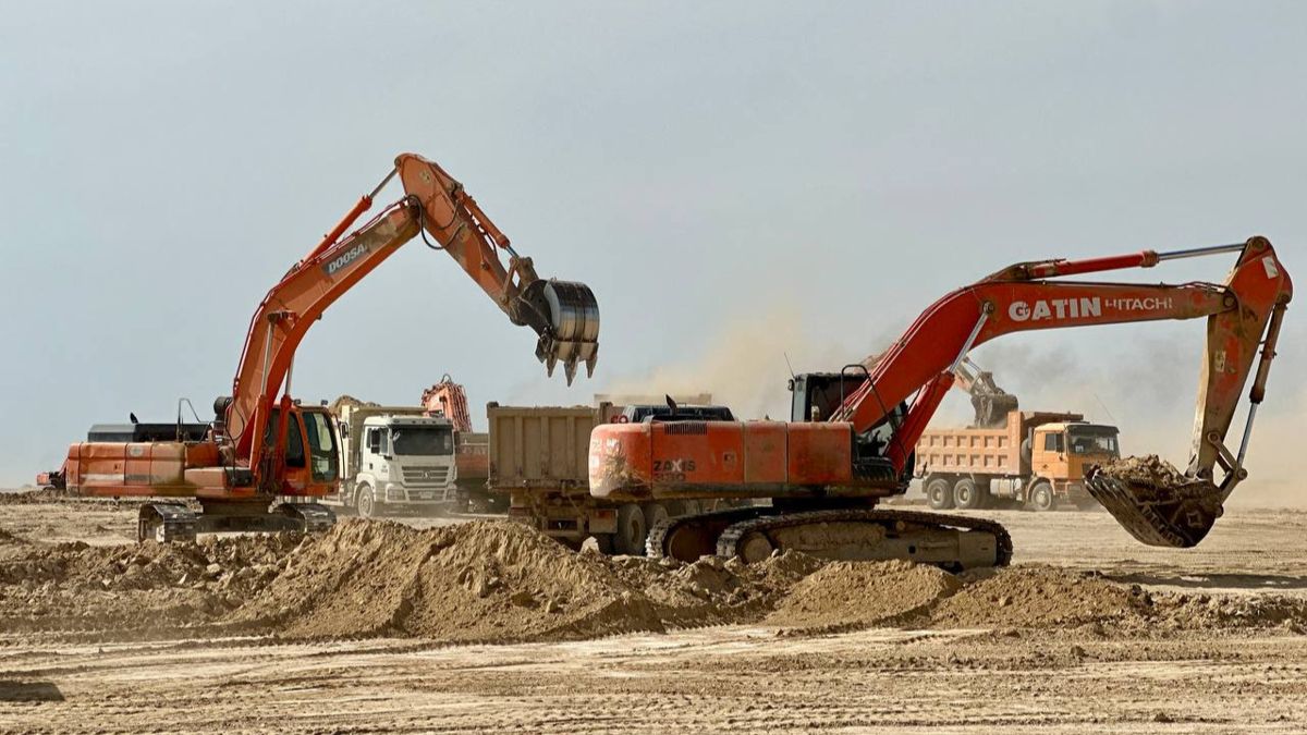 Работы ведутся в две смены Строительство аэропорта в Кендерли, апрель 2025