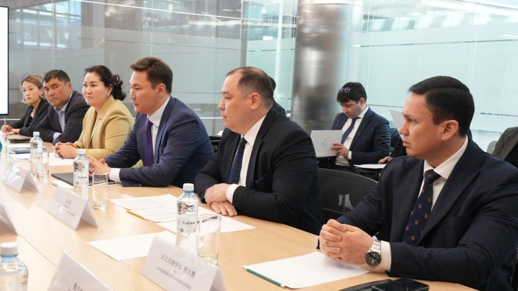 Казахстанская сторона на переговорах Казахстанская сторона на переговорах по парку в Павлодарской области