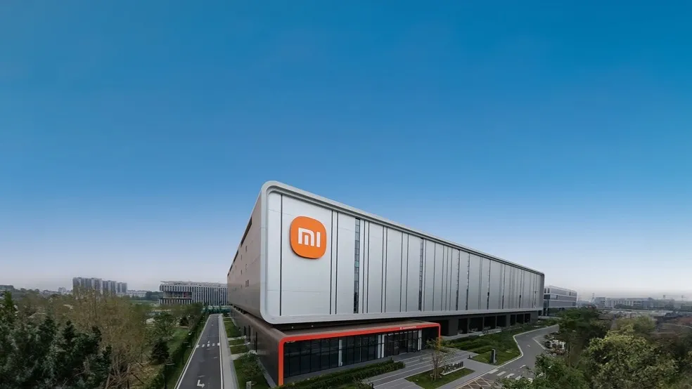 Футуристичное здание с логотипом MI (Xiaomi)