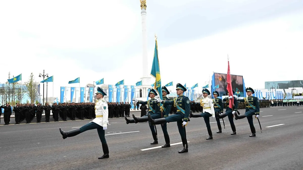 Знамённая группа на параде