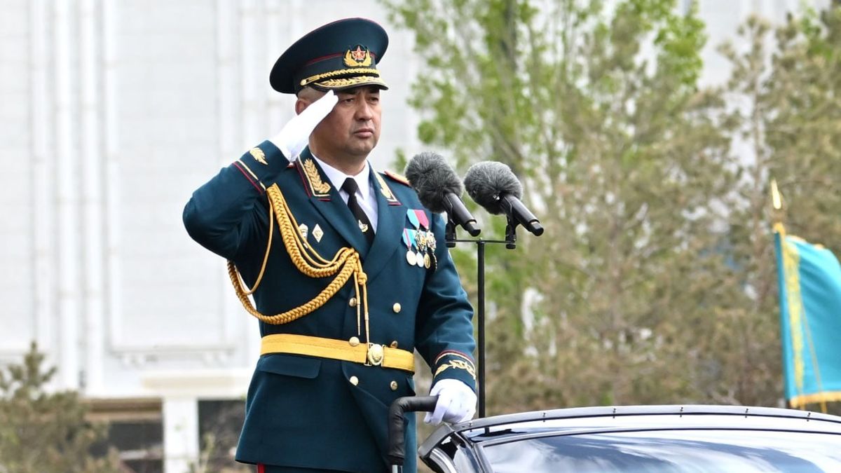 Мереке Кучекбаев, командующий Сухопутными войсками, на параде 7 мая 2025