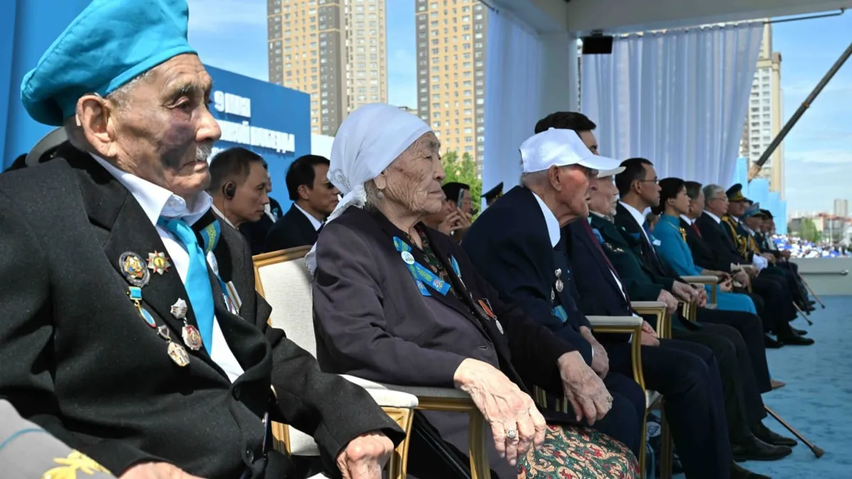 Гости парада, дети войны, пожилые люди
