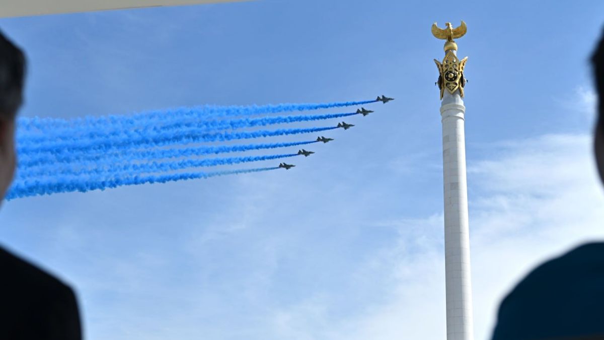 Самолеты распыляют дым цвета национального флага Казахстана
