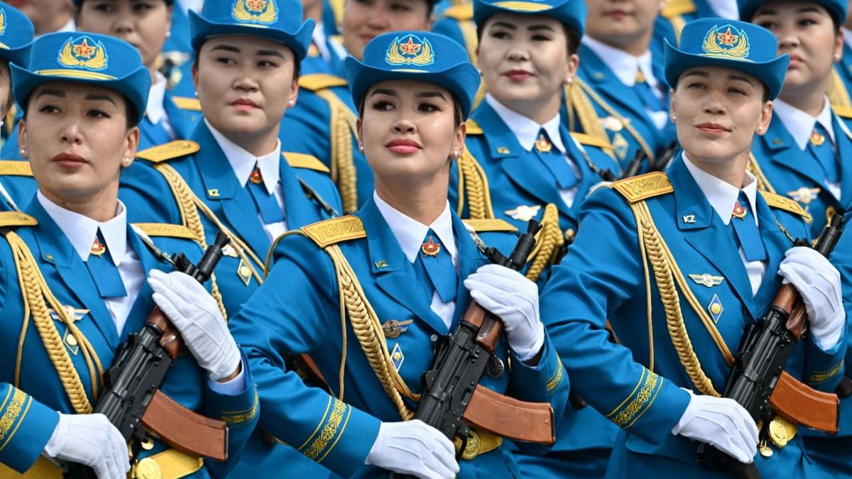 Женщины-военнослужащие на параде 7 мая 2025