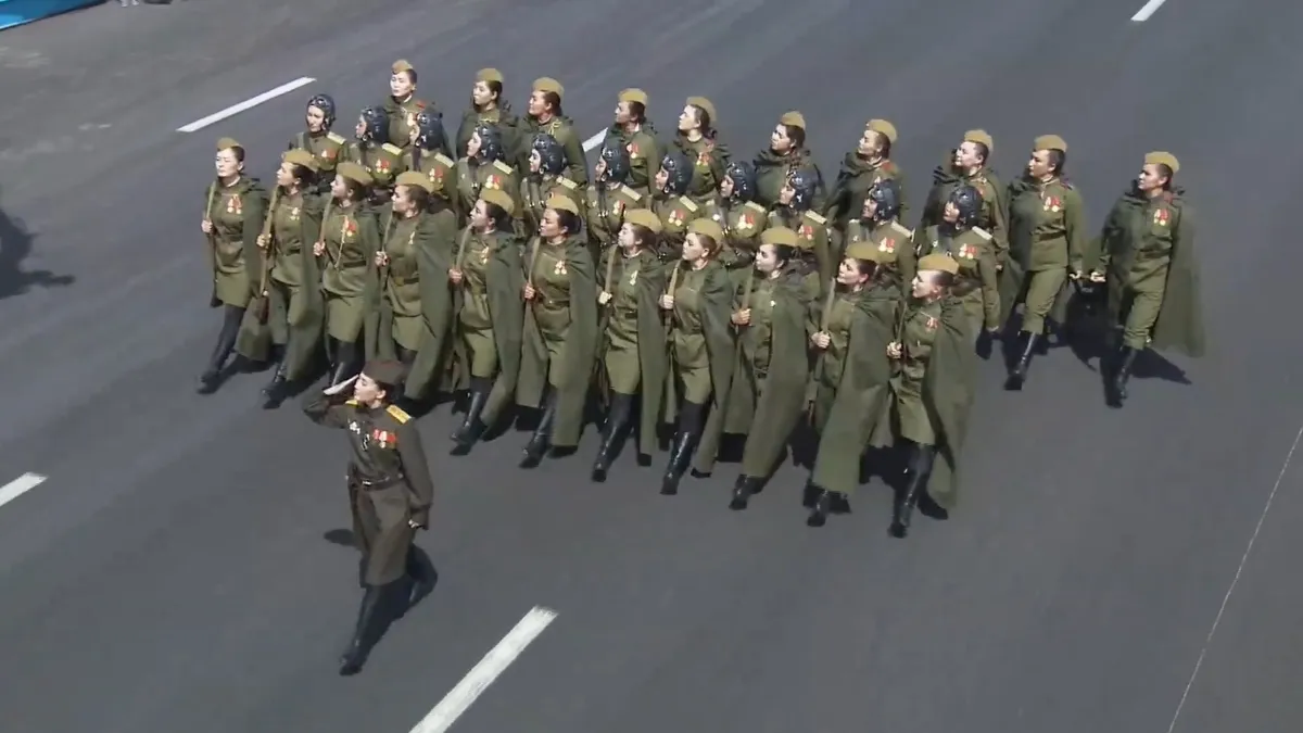 Историческая часть парада, женщины в форме военных лет