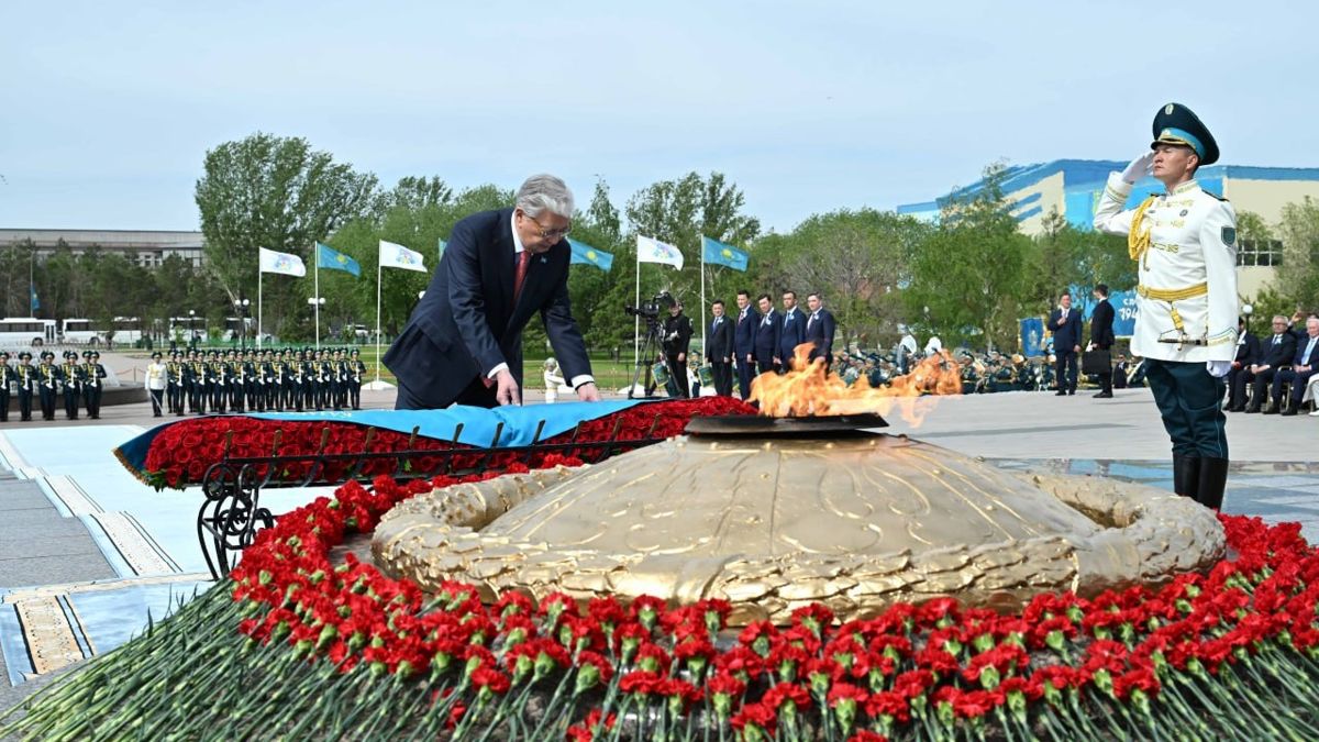 Касым-Жомарт Токаев почтил память погибших во Второй мировой войне Токаев возлагает венок у монумента в Астане