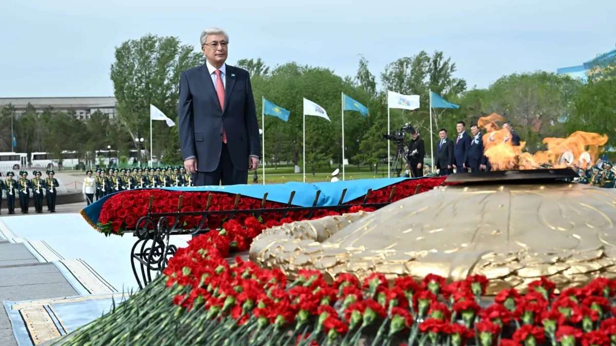 Касым-Жомарт Токаев Касым-Жомарт Токаев возлагает цветы 8 мая 2025