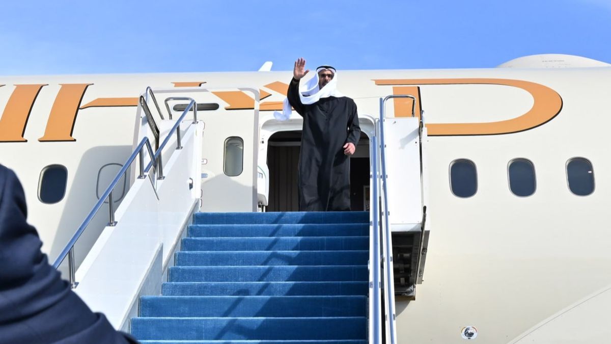 Шейх Халед бен Мухаммеда бен Заида Аль Нахаян на трапе самолета, прощается, Астана, май 2025