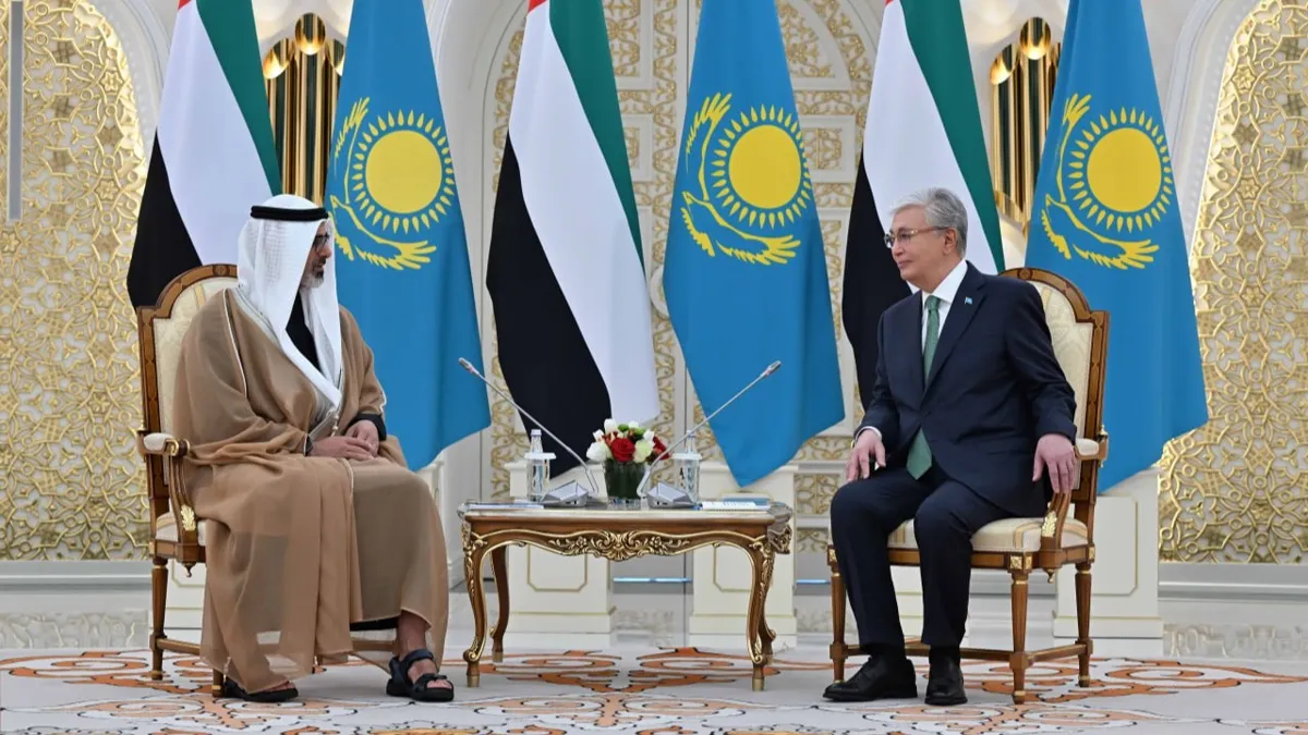 Шейх Халед бен Мухаммед бен Заид Аль Нахаян и Касым-Жомарт Токаев на переговорах в Акорде, май 2025 